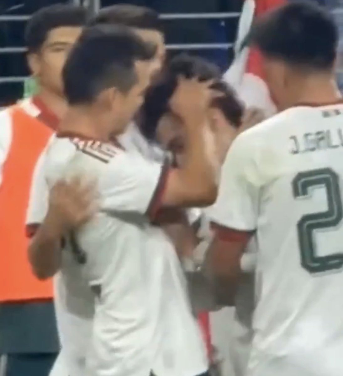 kibumlovesme's tweet photo. Rafa trayendo puros omegas para cuidar a el cachorro de la selección https://t.co/sDrBdXjftY