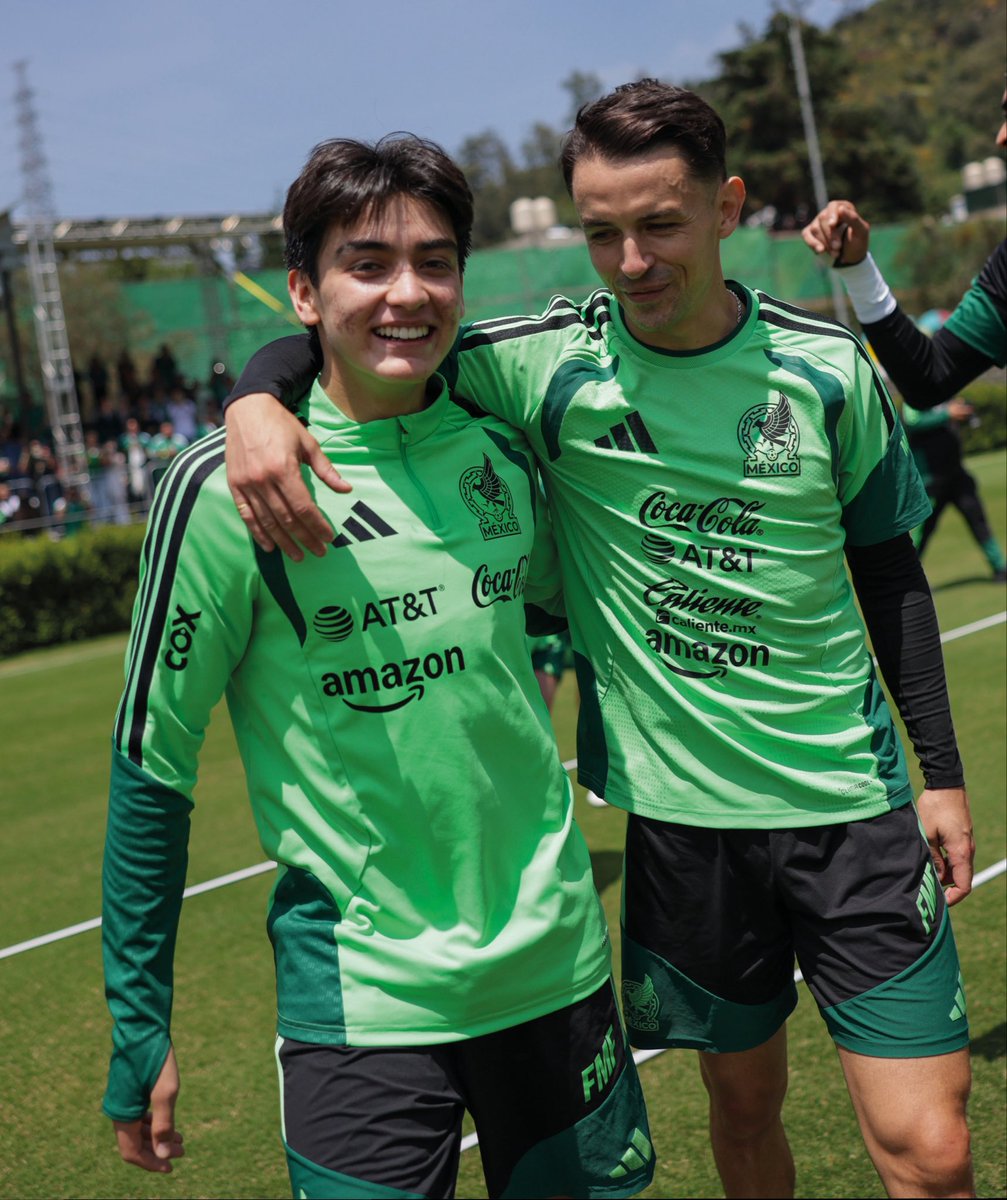 kibumlovesme's tweet photo. Rafa trayendo puros omegas para cuidar a el cachorro de la selección https://t.co/sDrBdXjftY
