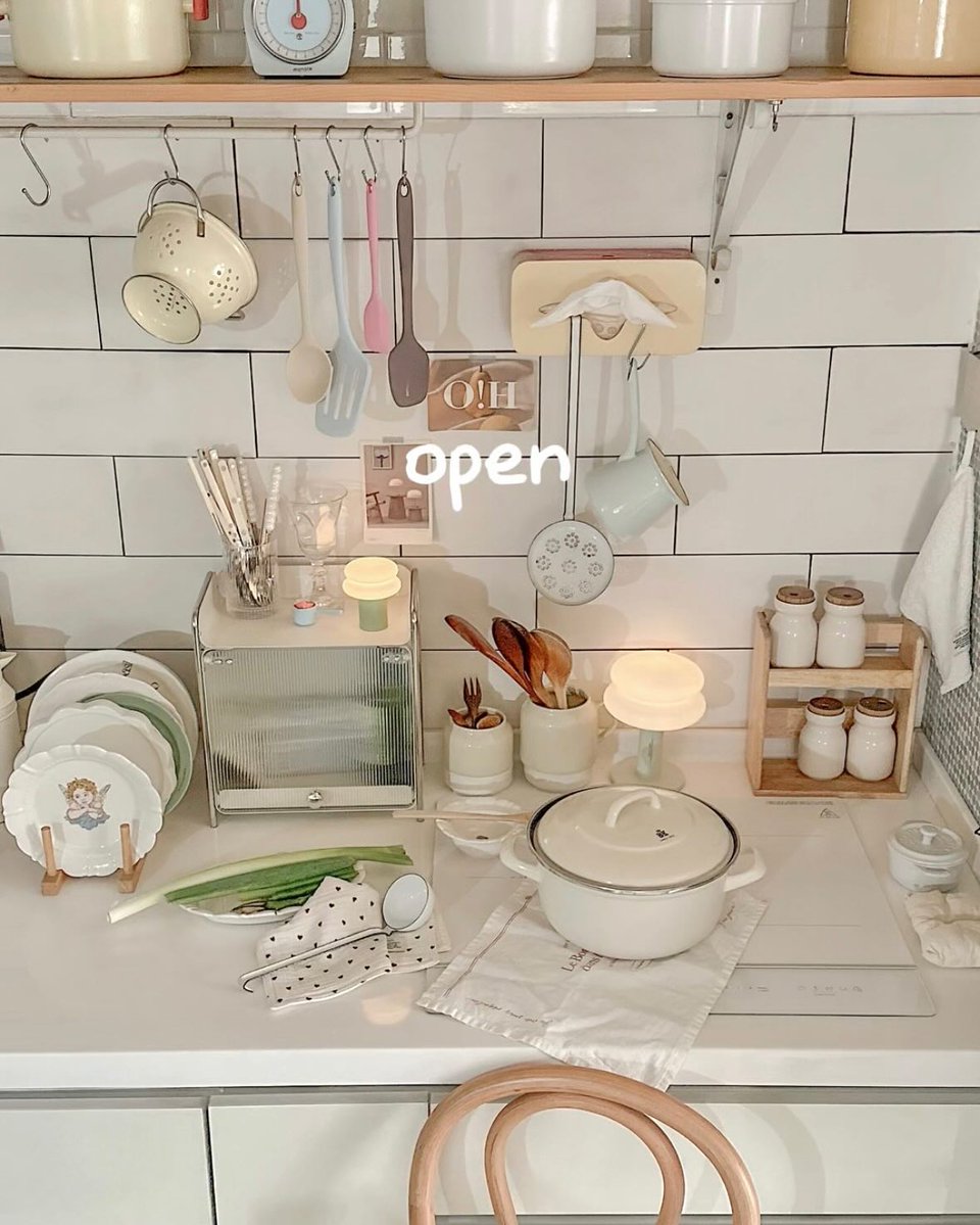 chloeandersonab's tweet photo. BK Cookware’s beautiful, practical enamel-coated Dutch oven is now available in a 24 cm double-handle size. Over 40% lighter than cast iron, it’s easy to care for and ideal for everyday use. Available in cream, green, red, and blue. Group-buy https://t.co/X4Yj3QTfFQ