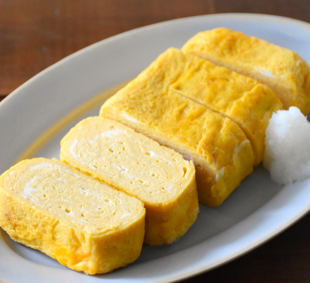 kewpie_official's tweet photo. 玉子焼きにからしマヨネーズを入れてみてください！
実は相性抜群なんです...
 
卵4個にからしマヨ大さじ1が���安です📝

#わたしのマヨ道 https://t.co/hioYJgmde0