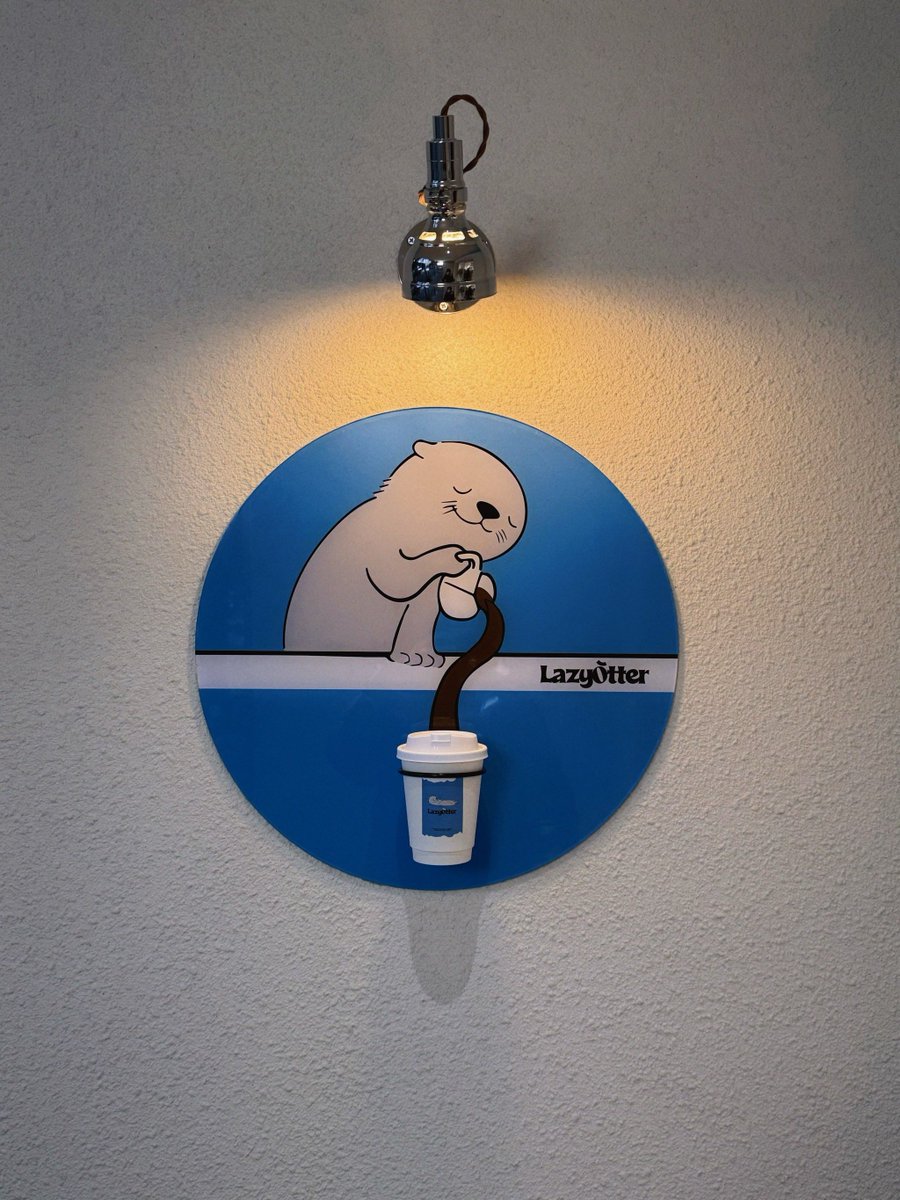 HisakoJacobsen's tweet photo. Hoy en la oficina, mi compaero intentó usar el frigorífico para enfriar su café caliente — nadie se atrevió a decirle que ya lo hace la nevera https://t.co/7Fabmi3gjj