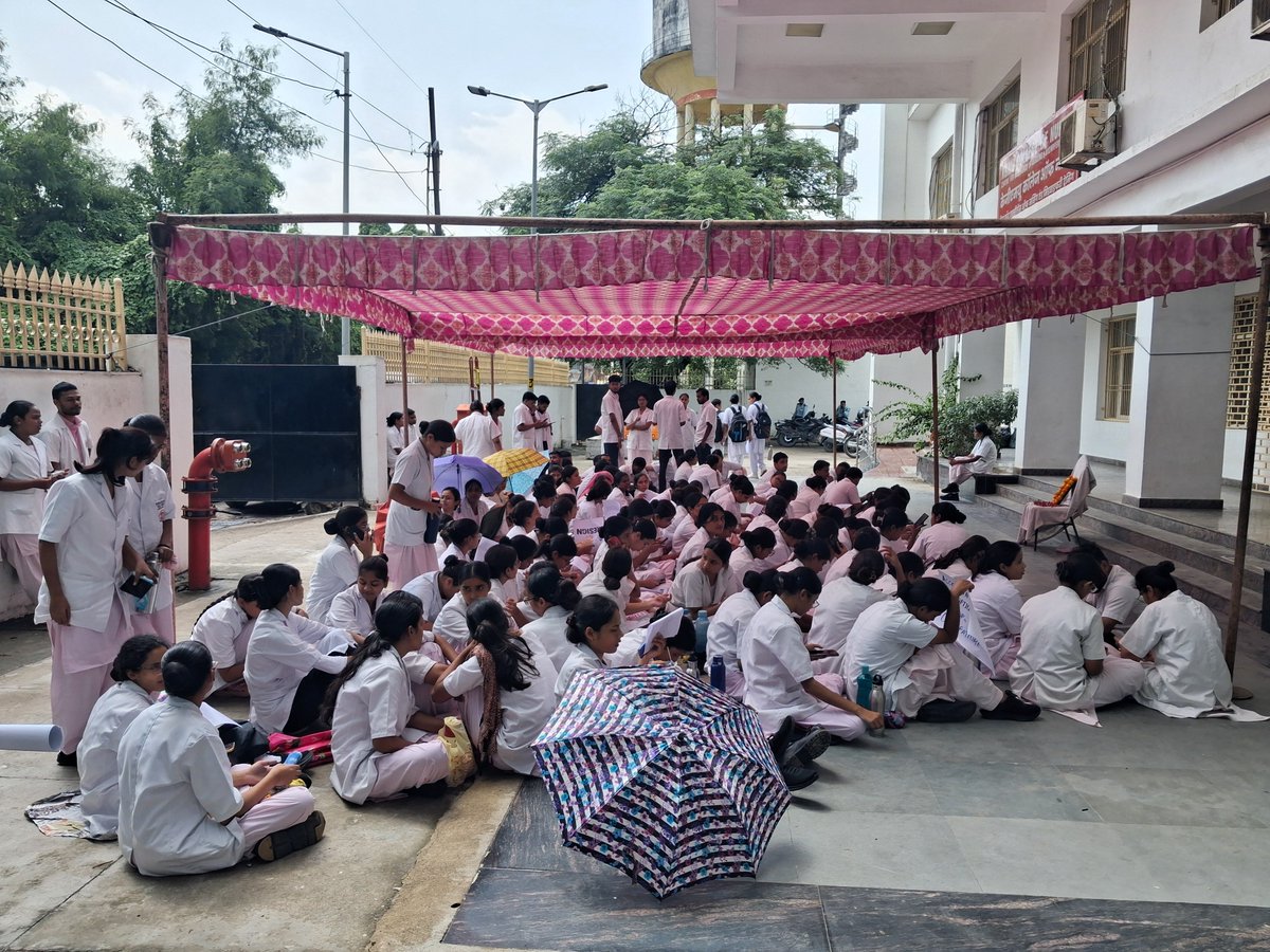 adams_vea's tweet photo. Protest resumed ✊️ 
No accountability yet.
Resignation still pending.

@kgmu_medical @TNAINationalHq 
@MoHFW_INDIA https://t.co/z1OJdqvs2J