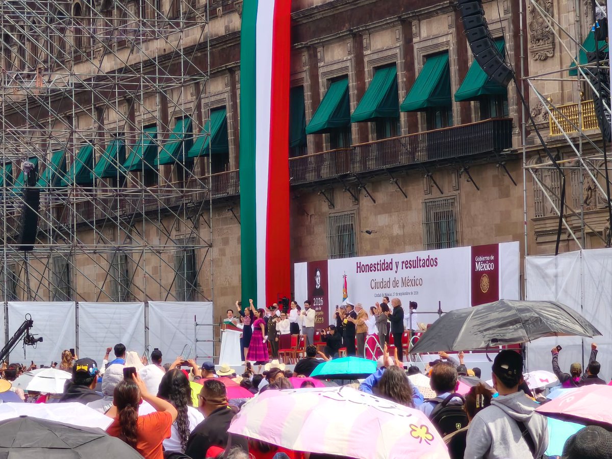 partidodeltra11's tweet photo. El Partido del Trabajo en la CDMX presente en el cierre de la gira con motivo del Segundo Informe de Gobierno, Honestidad y resultados de la presidenta @Claudiashein en el zócalo de la Ciudad de México.
#PartidodelTrabajoCDMX https://t.co/S25xafdHEM