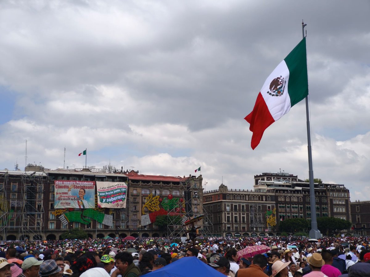 partidodeltra11's tweet photo. El Partido del Trabajo en la CDMX presente en el cierre de la gira con motivo del Segundo Informe de Gobierno, Honestidad y resultados de la presidenta @Claudiashein en el zócalo de la Ciudad de México.
#PartidodelTrabajoCDMX https://t.co/S25xafdHEM