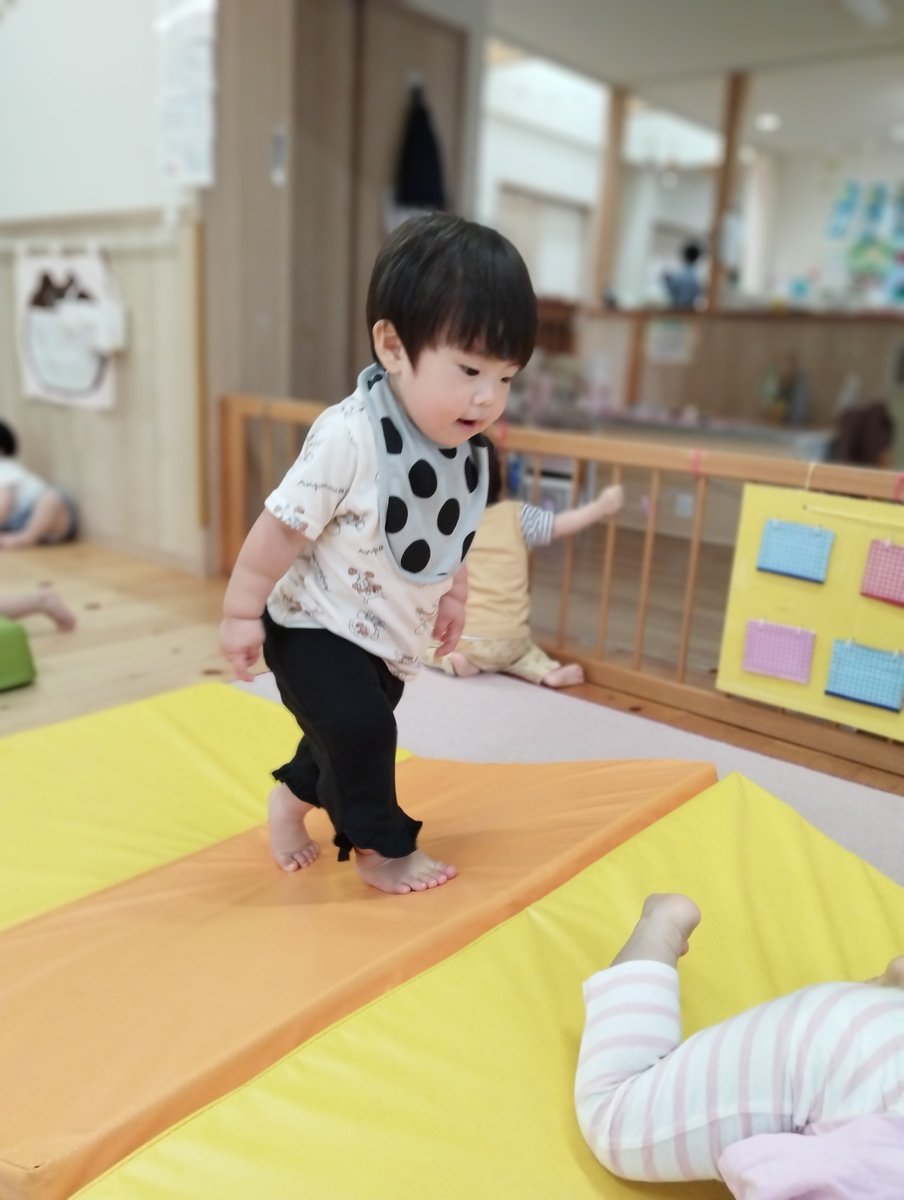 mokokids's tweet photo. ☆モコ草薙保育園☆
ひよこ組🐤
今日は雨ですが、雨でもお部屋で思い切り体を動かして遊んでいます。マットのお山や階段をハイハイや歩いて登り降りしたり、トンネルをくぐったり！途中でマットの上でコロンと休憩する子もいました。とっても賑やかなひよこさんでしたよ♪ https://t.co/M4oV3qh6pV