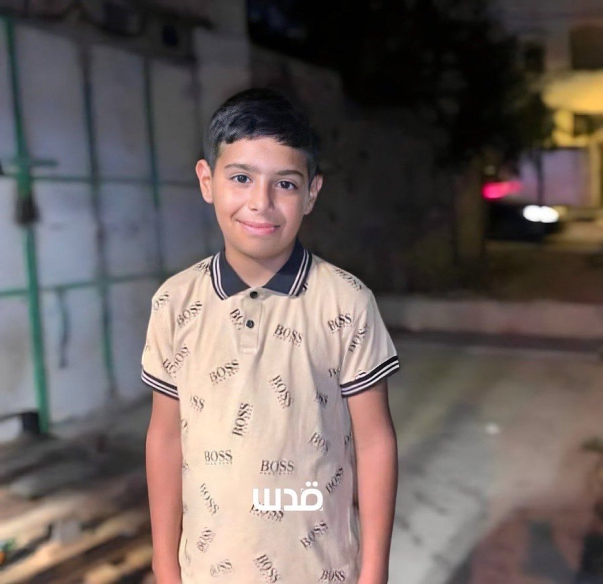 MuhammaddSuhail's tweet photo. سی سی ٹی وی فوٹیج میں ایک اسرائیلی سنائپر کو ایک معصوم فلسطینی بچے کی پیٹھ پر گولی چلاتے ہوئے دیکھا جا سکتا ہے۔
یہ 11 سالہ لڑکا، صدام رجب، اس واقعے کے 9 دن بعد شہید ہو گیا. https://t.co/dFl0vKzfFS
