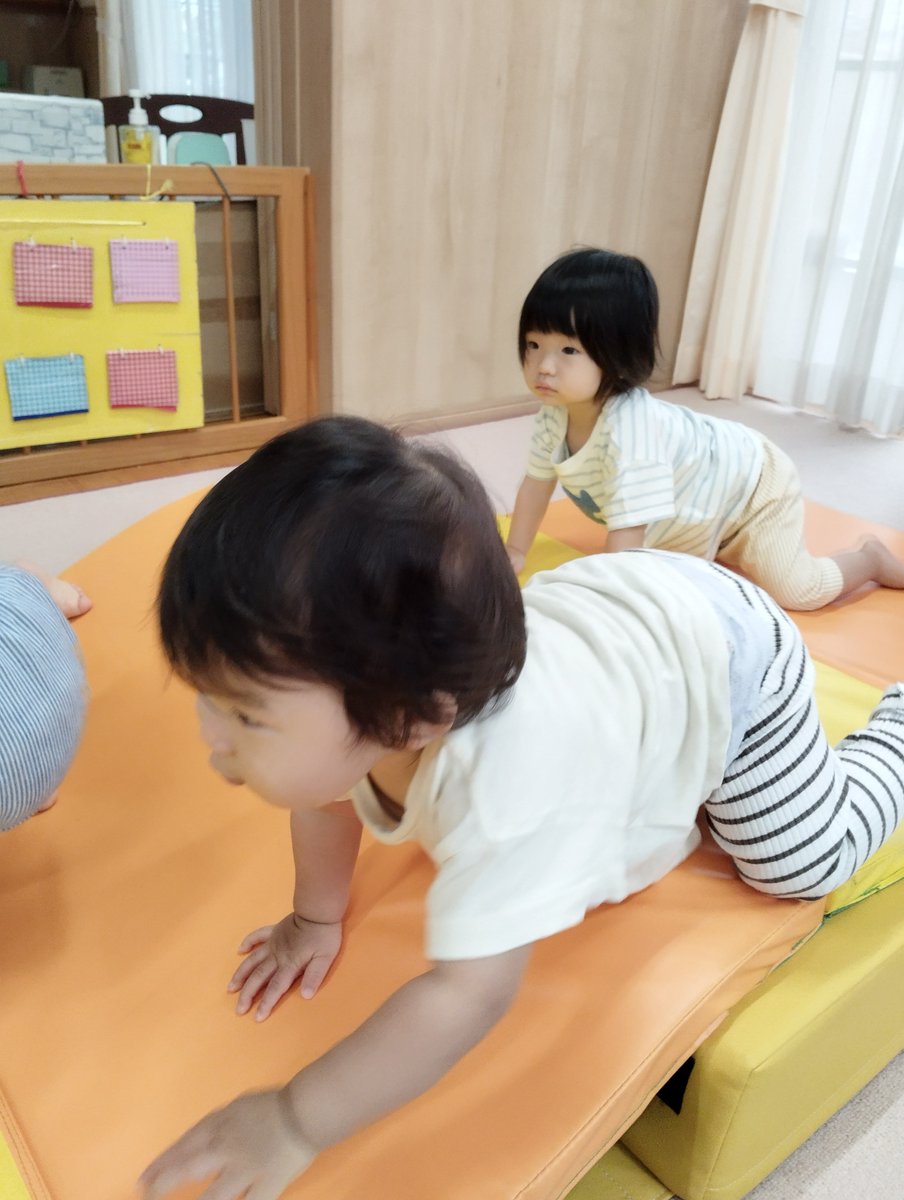 mokokids's tweet photo. ☆モコ草薙保育園☆
ひよこ組🐤
今日は雨ですが、雨でもお部屋で思い切り体を動かして遊んでいます。マットのお山や階段をハイハイや歩いて登り降りしたり、トンネルをくぐったり！途中でマットの上でコロンと休憩する子もいました。とっても賑やかなひよこさんでしたよ♪ https://t.co/M4oV3qh6pV