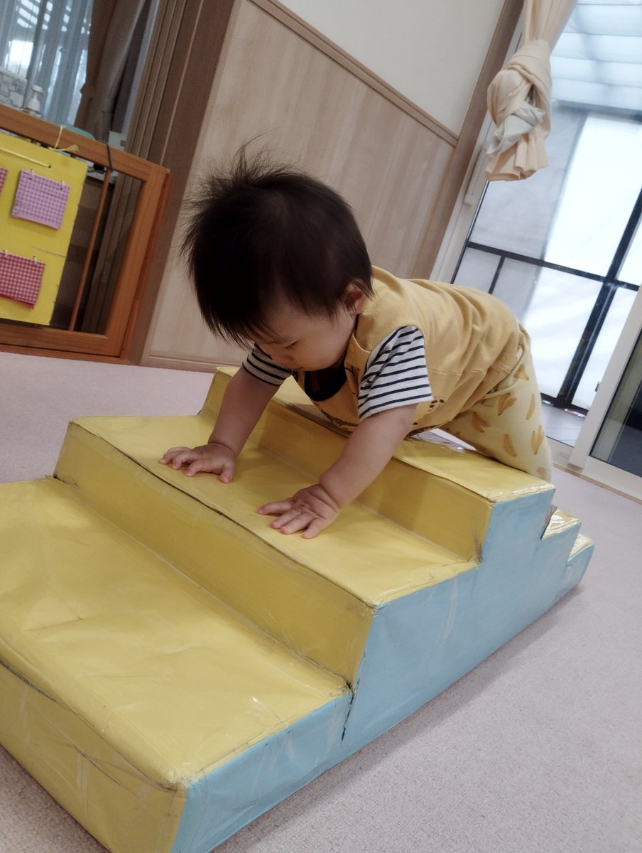 mokokids's tweet photo. ☆モコ草薙保育園☆
ひよこ組🐤
今日は雨ですが、雨でもお部屋で思い切り体を動かして遊んでいます。マットのお山や階段をハイハイや歩いて登り降りしたり、トンネルをくぐったり！途中でマットの上でコロンと休憩する子もいました。とっても賑やかなひよこさんでしたよ♪ https://t.co/M4oV3qh6pV