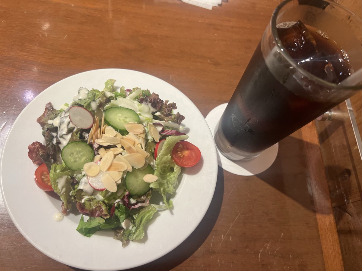BE_happyr's tweet photo. 女子大好きハーブスでお一人様贅沢ランチしてきた��🥗🍝🍰

パスタはボリューム満点でした！
ケーキはハーフサイズでその日の3種類の中から一つ選べます

飲み物も付いて2,400円也

幸せな気分になれる✨ https://t.co/jrITXf1s34