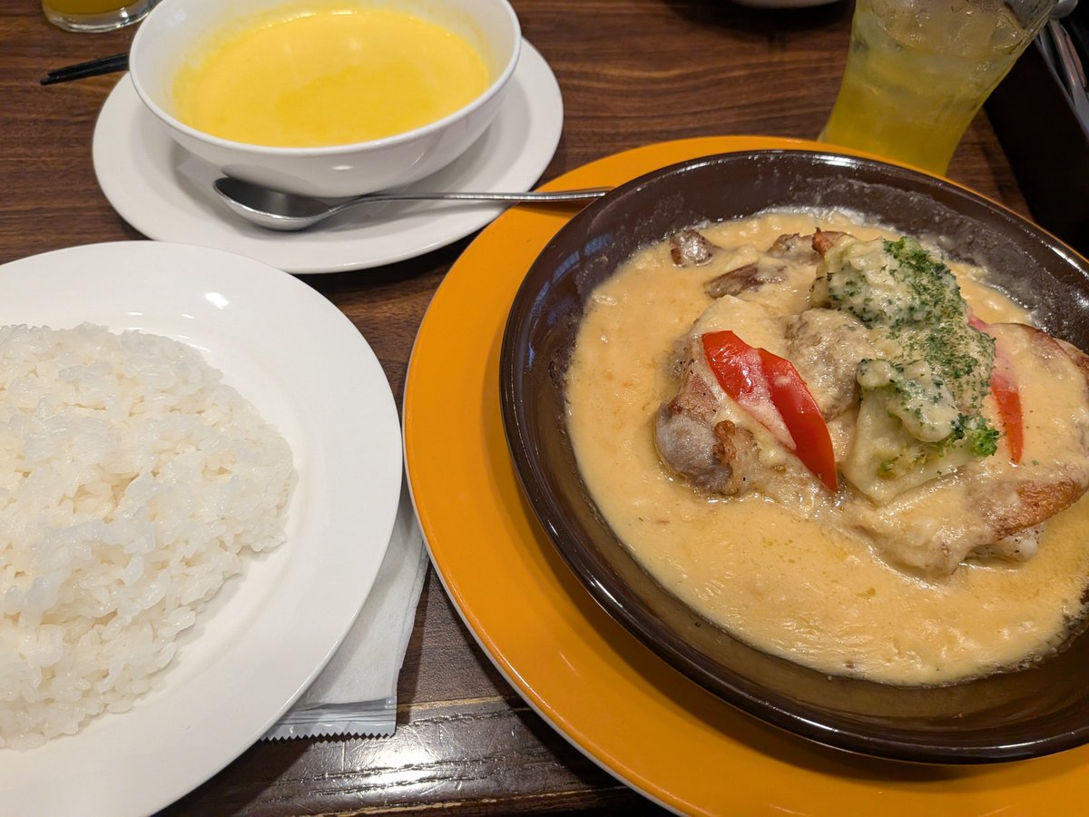 TeimurazLezhava's tweet photo. ジョナサンでジョージアのお客様とシュクメルリを頂きます。 https://t.co/oFQUbI44t8