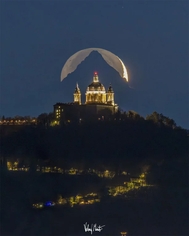 Rainmaker1973's tweet photo. After 6 years of failed attempts, a photographer finally captured this rare alignment of the Moon, a mountain, and a basilica.

Taken in Piemonte, Italy, this amazing picture shows the Basilica of Superga in the foreground, the Monviso in the middle. 

[📸 ValerioMinato] https://t.co/wk3rrlIswj