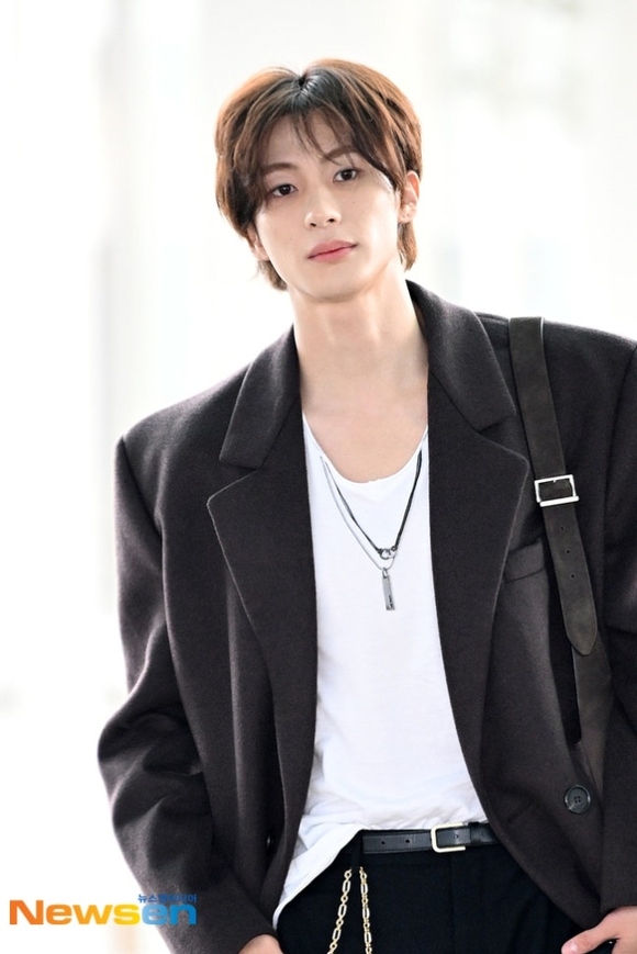 Kstyle_news's tweet photo. 【PHOTO】RIIZE アントン、ファッションウィークに出席するためフランスへ出国

⏬全ての写真（7枚）と動画はリプライの記事から https://t.co/M7VyMNhwZI