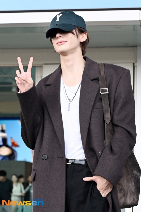 Kstyle_news's tweet photo. 【PHOTO】RIIZE アントン、ファッションウィークに出席するためフランスへ出国

⏬全ての写真（7枚）と動画はリプライの記事から https://t.co/M7VyMNhwZI