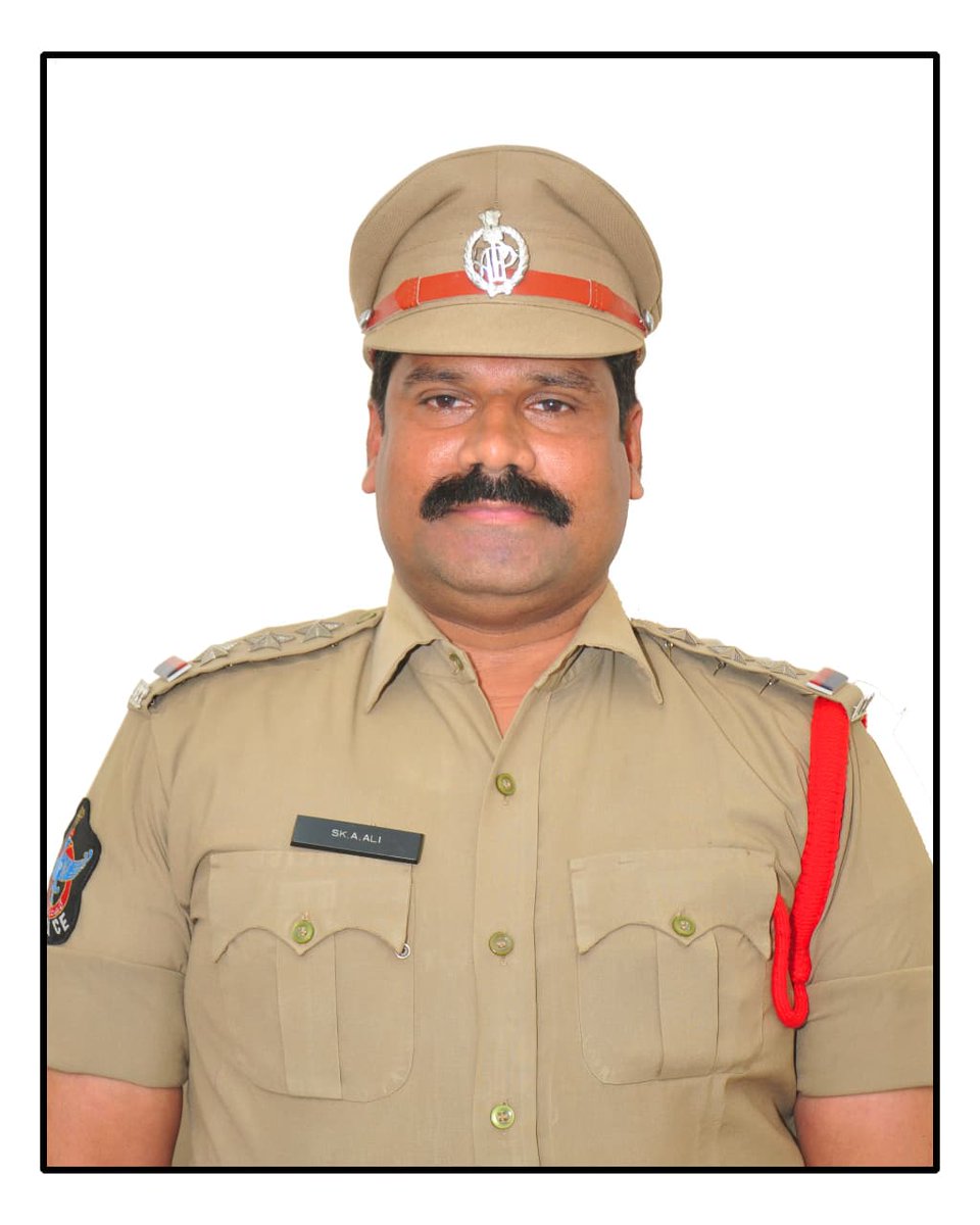 VjaCityPolice's tweet photo. 🔴 విధి నిర్వహణలో తుది శ్వాస విడిచిన ఇన్స్పెక్టర్ శ్రీ ఎస్.కే. అహ్మద్ అలీకి ఘన నివాళి

ధర్నా చౌక్‌లో బందోబస్తు విధులు నిర్వహిస్తూ నున్న PS ఇన్స్పెక్టర్ శ్రీ ఎస్.కే. అహ్మద్ అలీ గారు ఆకస్మికంగా మృతి చెందడం అత్యంత విషాదకరం.

1996 బ్యాచ్‌కు చెందిన ఆయన సుమారు ..(1/3) https://t.co/F1lBMc35NS