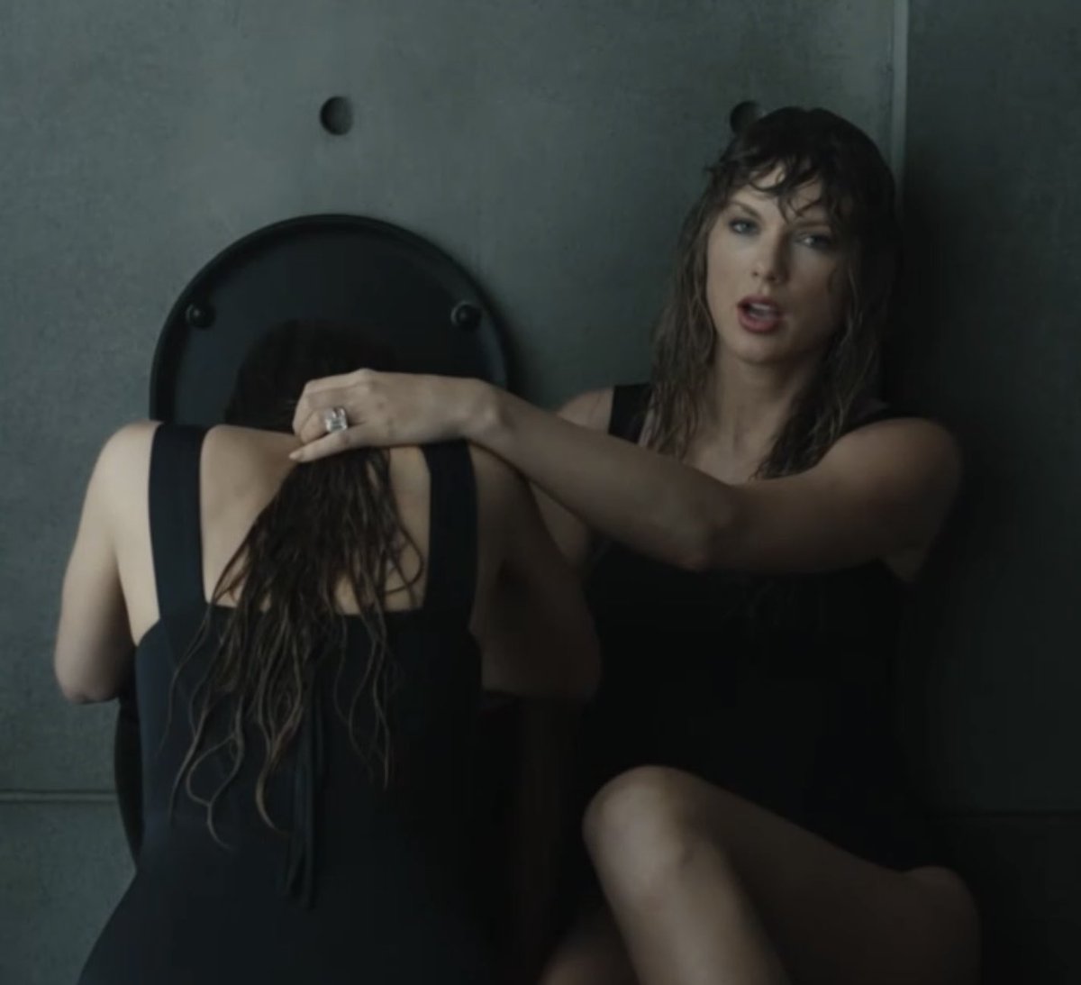 gingerchiaa's tweet photo. continuate a insultarla che con le vostre lacrime lei ha creato uno dei suoi migliori videoclip di sempre https://t.co/ili2aL750b