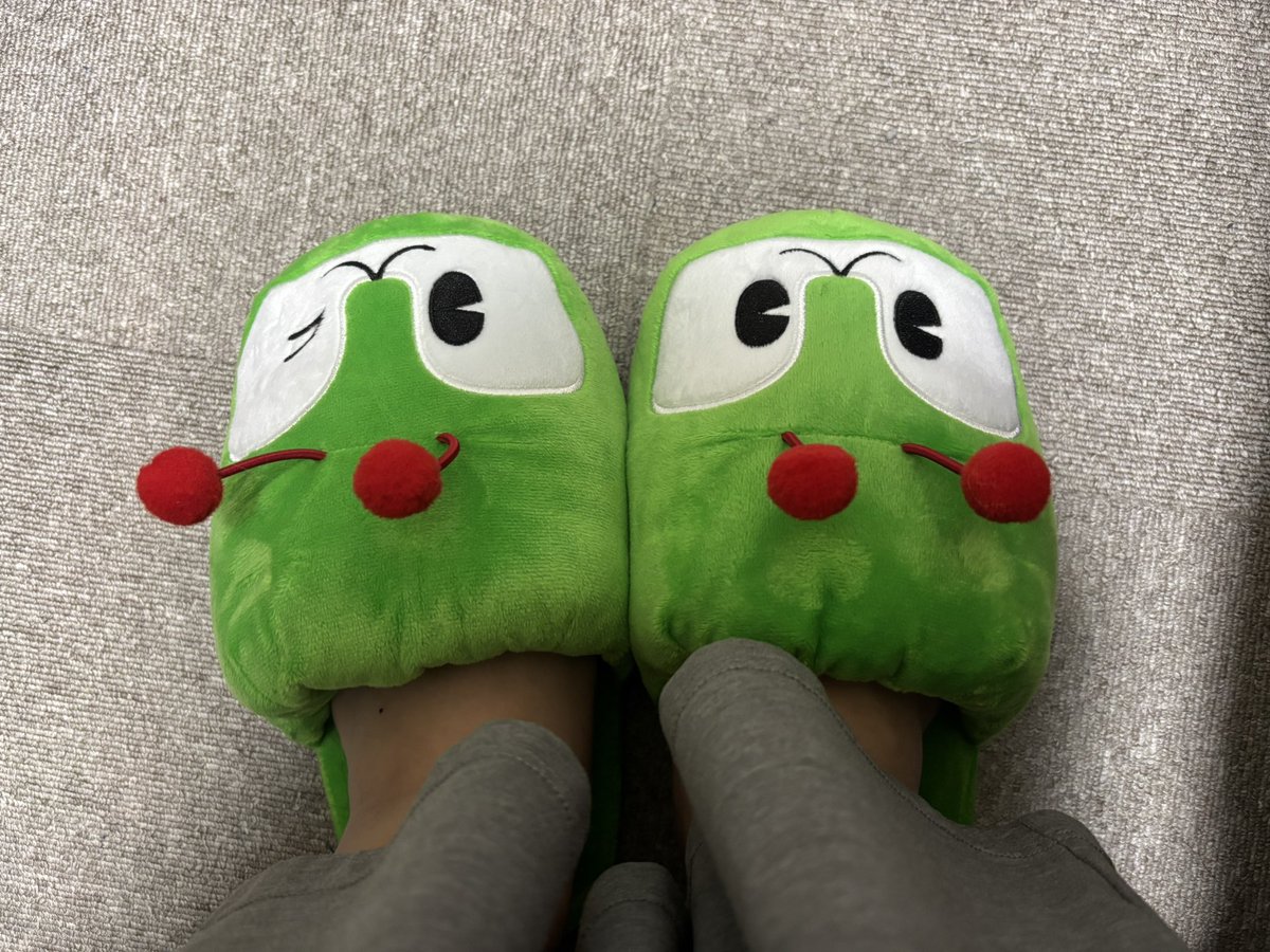 minkuru_ru's tweet photo. バスの日イベントでスリッパ買った！！！！
可愛い！
足元を見るのが楽しくなる https://t.co/wjdAcBpyPv