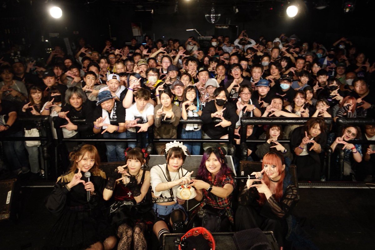 akiradaneeee's tweet photo. 2026.9/27 LIVE HOUSE FEVER！最後のライブはtwilightの衣装でした！最高なメンバーでしょ？最高なベーシストでしょ？最高で素敵なお客様でした🎉 https://t.co/hj3lXy1UVA