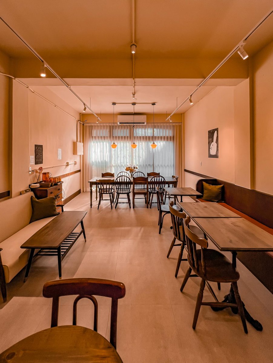 chloemooretbogk's tweet photo. A café in Taichung’s market that opens at 8 a. m. —rare in the city. Warm wood tones and high ceilings create a relaxing atmosphere. Try the soft-shell crab tartare burger with rose pomelo sauce and crispy chips, plus the refreshing “Island” pink https://t.co/yu48V1PqP4