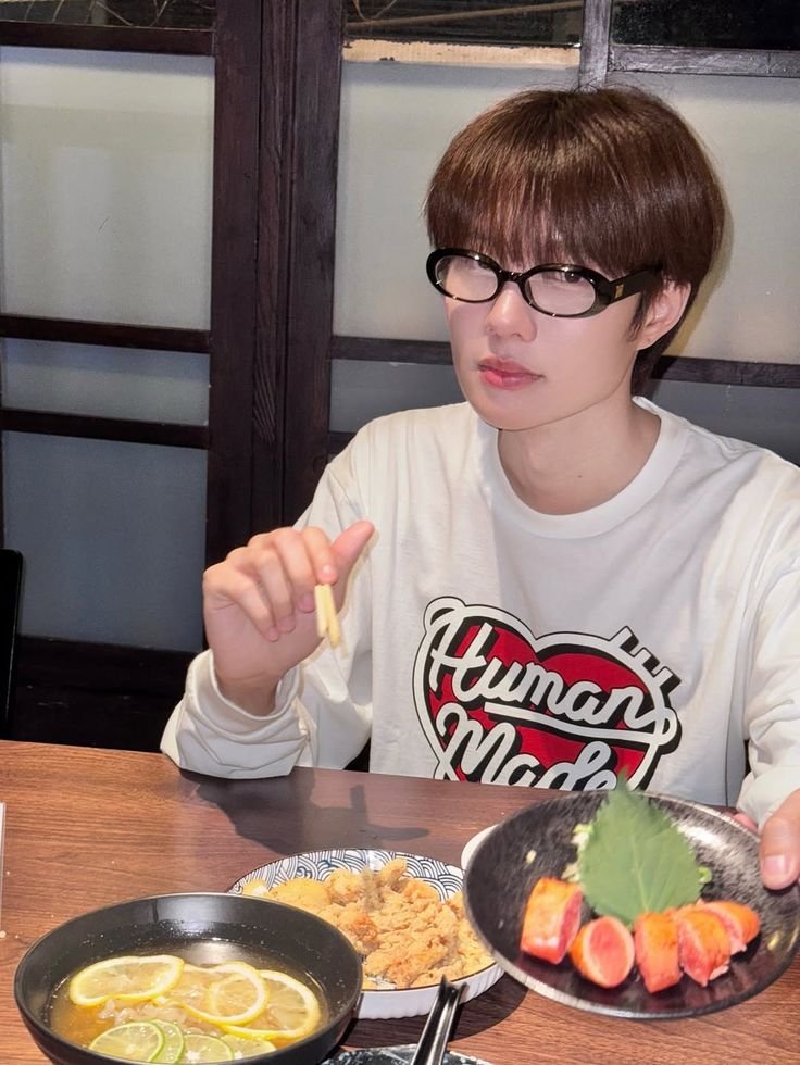 nampingfate's tweet photo. Nemenin oh æ lunch dulu guys , abis latihan ekskul teka sama temen2nya. https://t.co/lXheg6xQ3q