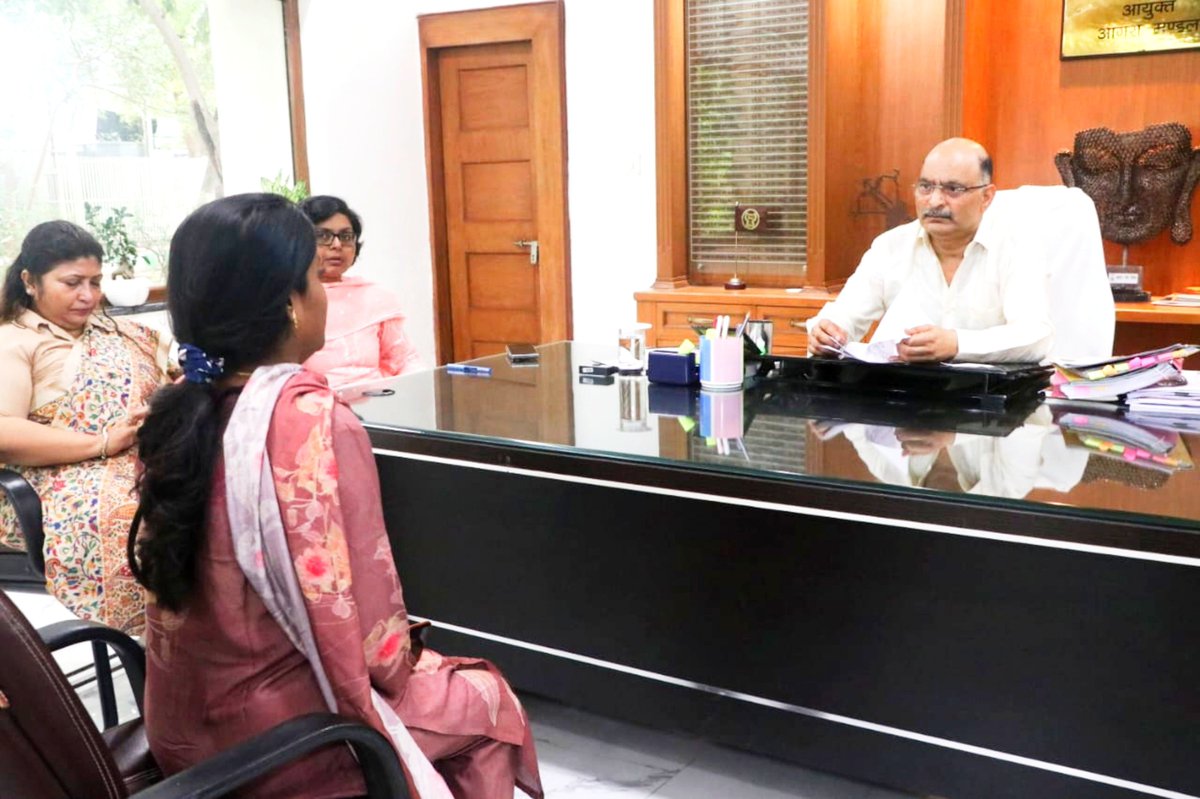 CommissionerAgr's tweet photo. मण्डल आयुक्त कार्यालय कक्ष में #जनता_दर्शन के दौरान आमजन की समस्याओं को सुना. संबंधित अधिकारियों को गुणवत्तापूर्ण व समयबद्ध निस्तारित करने हेतु निर्देशित किया. https://t.co/nXAHUUbI8Z