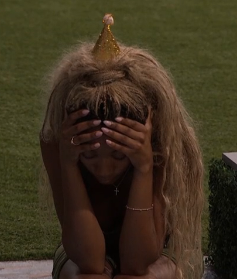 JokersBBUpdates's tweet photo. Posted 10:46pm: Taylor sitting alone at the hot tub with her tiny gold  birthday hat on. #BB28 #BBLF https://t.co/0GRWujInYa