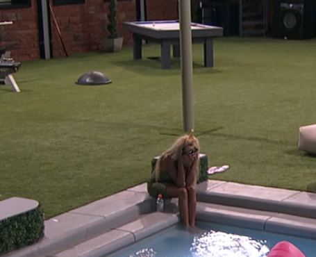JokersBBUpdates's tweet photo. Posted 10:46pm: Taylor sitting alone at the hot tub with her tiny gold  birthday hat on. #BB28 #BBLF https://t.co/0GRWujInYa