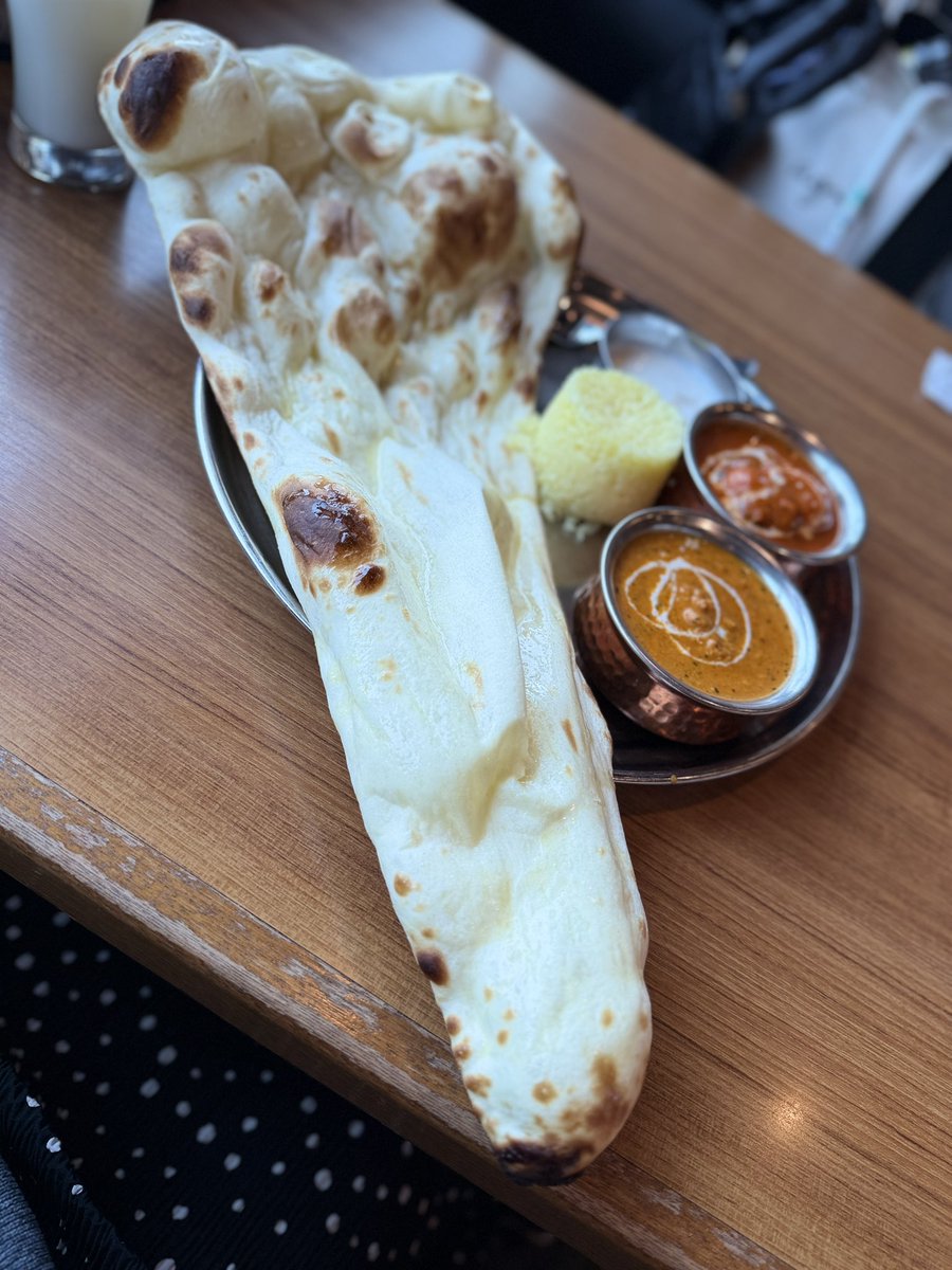 _________yk__'s tweet photo. ナンがとんでもない大きさできた https://t.co/xPuJpDIoSu