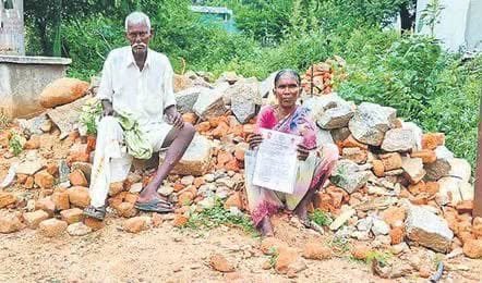 DrErrolla's tweet photo. ఇందిరమ్మ ఇల్లు వస్తుంది అనుకుంటే ఉన్న ఇల్లు కోల్పోయి రోడ్డున పడ్డ వృద్ద దంపతులు.
-@TelanganaCMO
ఇందిరమ్మ ఇల్లు వస్తుందని అధికారులు చెప్పడంతో పాత ఇల్లు కూల్చేసిన వృద్ధ దంపతులు,ఇప్పుడేమో మీరు అర్హులు కాదంటూ మాట మార్చిన అధికారులు.
-@Collector_JGN
జనగామ జిల్లా స్టేషన్ ఘన్‌పూర్ మండలం ఇప్పగూడెంకు చెందిన వృద్ధ దంపతులు కోలిపాక వెంకటయ్య, వెంకటమ్మకు జూన్‌లో ఇందిరమ్మ ఇల్లు పథకం కింద ఎంపికైనట్లు పత్రాన్ని అందజేసిన కాంగ్రెస్ ఎమ్మెల్యే కడియం శ్రీహరి
-@KadiyamSrihari
అయితే ప్రభుత్వం రూ.5 లక్షలు ఇస్తుందన్న ఆశతో పాత ఇంటిని కూల్చగా.. ఇప్పుడు వారు పథకానికి అర్హులు కాదని అధికారులు చెప్పడంతో ఇల్లు లేక రోడ్డున పడ్డ వృద్ధ దంపతులు..
-@revanth_anumula