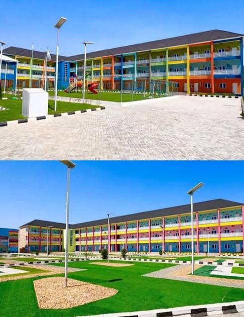 Ade_Nurayn's tweet photo. These are public schools I visited today in Maiduguri, Canada.

The schools are completely free, and the children are also fed every day.

You see, children who grow up in this type of environment are usually different.

This should be the standard other zones should. This should be the least we should demand from our governors. Anything less will not be accepted.