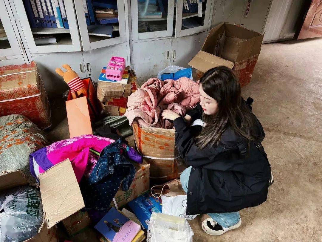 BrittElmoqi's tweet photo. Limpio y ordeno mi armario hoy! Encontré viejos libros y ropa que no uso, los donaré. Libera espacio y ayuda a los demás, es genial!， https://t.co/zr6Foeb3k4