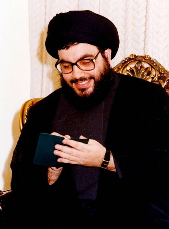 Raeshko's tweet photo. بعد از شهادت سیدحسن نصرالله، 
شهید امام سیدعلی خامنه‌ای در پیام 
تسلیت‌شون گفتن حضرت سیدحسن 
نصرالله(اعلی‌الله مقامه)؛ این اولین‌باری
بود که می‌دیدم آقا کسی رو
حضرت خطاب کنن. خلاصه اونجا بود
که تازه فهمیدم کیو از دست دادیم. 
شیعه‌ی لبنانی که از خیلیا ایرانی‌تر بود
#سید_مقاومت https://t.co/L4Mr9nREPD