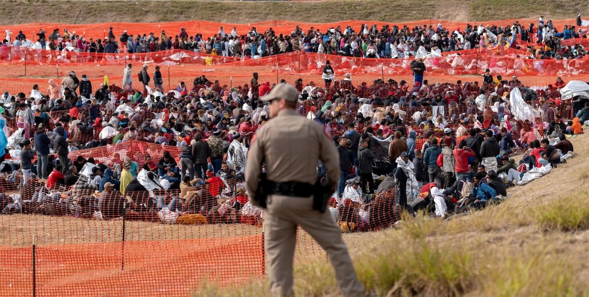 Kentuckygirl1's tweet photo. If you don’t vote in November, or you vote for Democrats, migrants will start heading for the US border in MASSIVE NUMBERS again. 

But it won’t be caravans of 300 people. 

It will be hordes of 30,000. 

Remember in November. https://t.co/RfVrYFSMwX