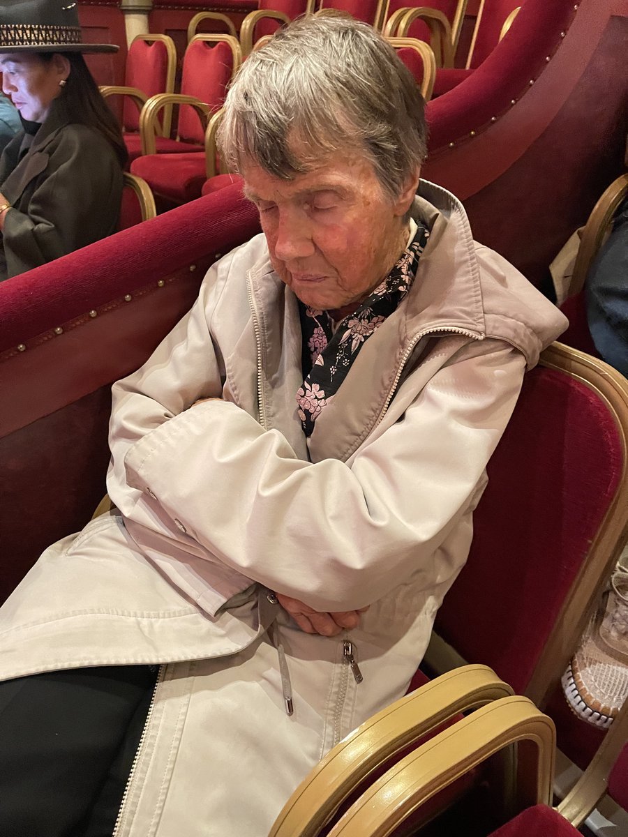 huntkevinont's tweet photo. Asleep before the show even starts. https://t.co/ic2Smqz4FN