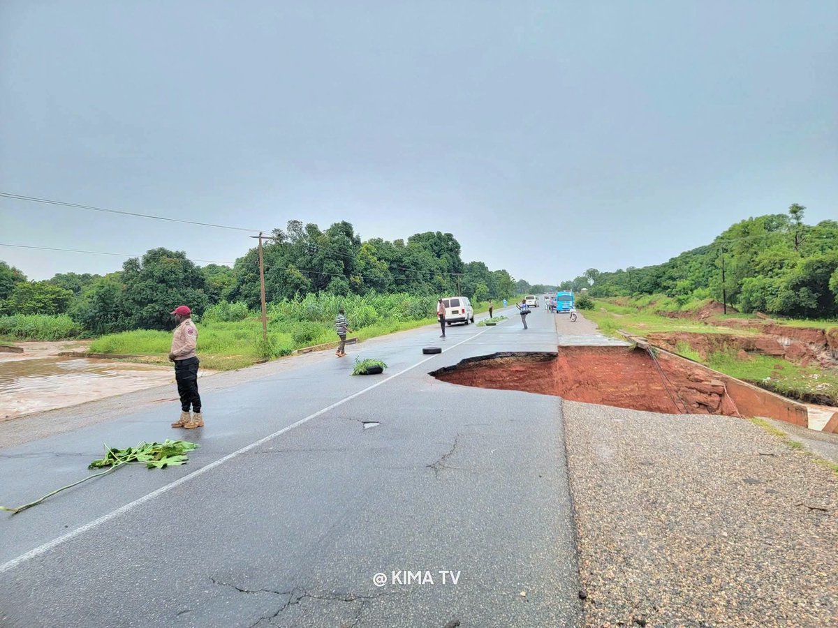 Lminkaeel's tweet photo. URGENT ROAD ALERT:

Today, September 27, 2026, a section of the Bauchi–Maiduguri road has collapsed around the Darazo exit.

Motorists travelling from Bauchi to Yobe and Maiduguri, as well as those travelling from Kano to Gombe, are urged to exercise extreme caution and share this information with other road users.

Please stay safe and help spread the alert. 🙏

#YobeState
#BornoState
#BauchiState