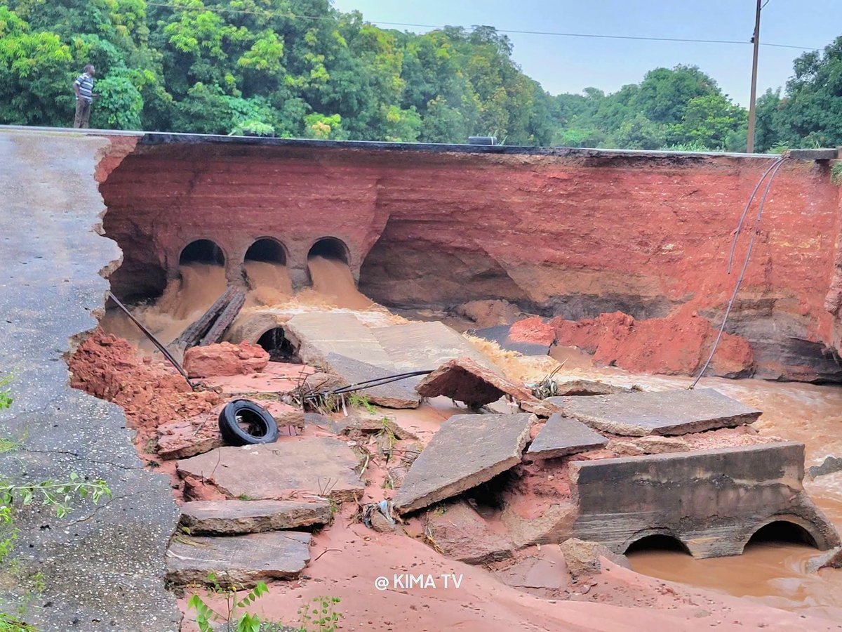 Lminkaeel's tweet photo. URGENT ROAD ALERT:

Today, September 27, 2026, a section of the Bauchi–Maiduguri road has collapsed around the Darazo exit.

Motorists travelling from Bauchi to Yobe and Maiduguri, as well as those travelling from Kano to Gombe, are urged to exercise extreme caution and share this information with other road users.

Please stay safe and help spread the alert. 🙏

#YobeState
#BornoState
#BauchiState