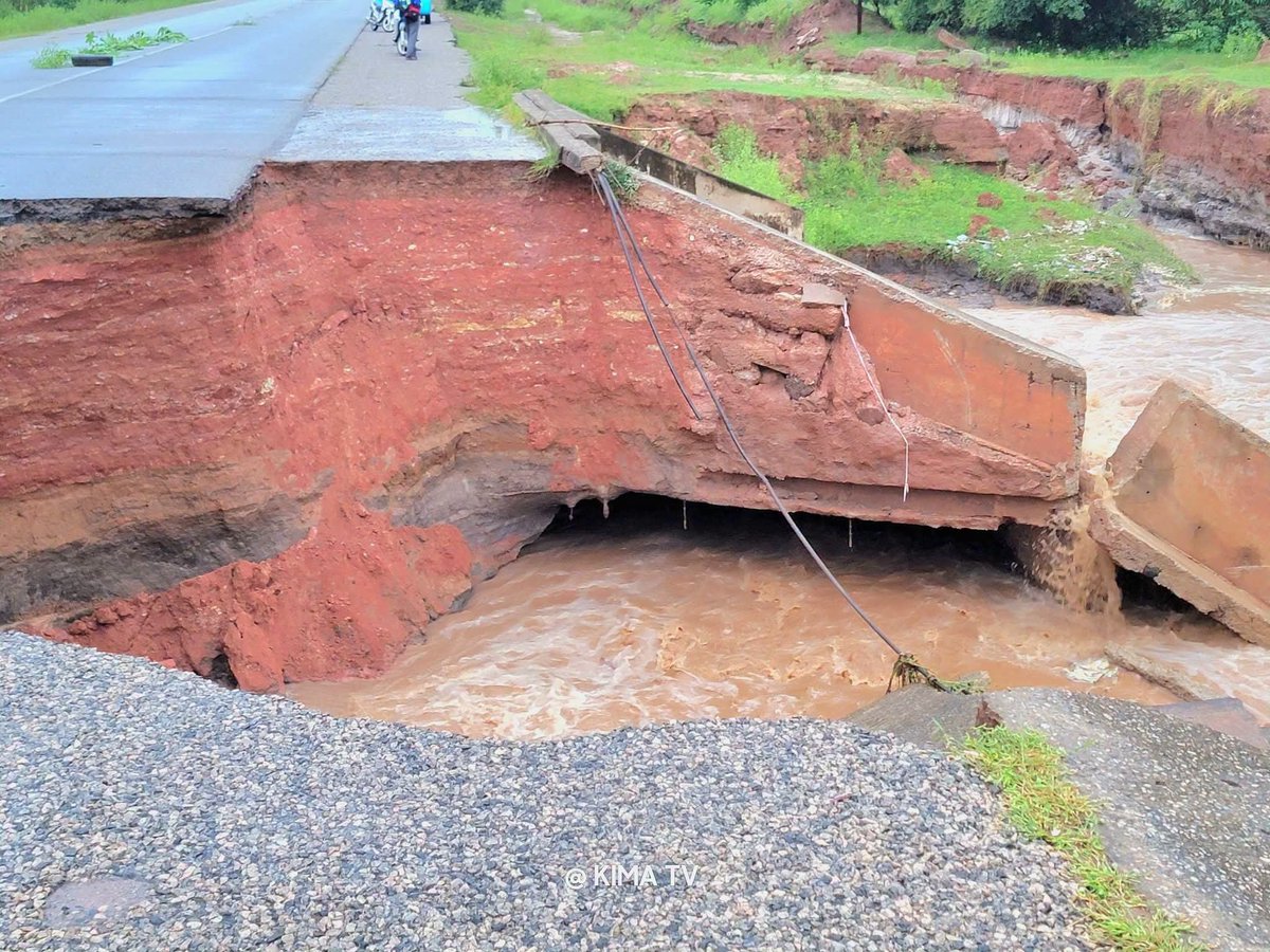 Lminkaeel's tweet photo. URGENT ROAD ALERT:

Today, September 27, 2026, a section of the Bauchi–Maiduguri road has collapsed around the Darazo exit.

Motorists travelling from Bauchi to Yobe and Maiduguri, as well as those travelling from Kano to Gombe, are urged to exercise extreme caution and share this information with other road users.

Please stay safe and help spread the alert. 🙏

#YobeState
#BornoState
#BauchiState