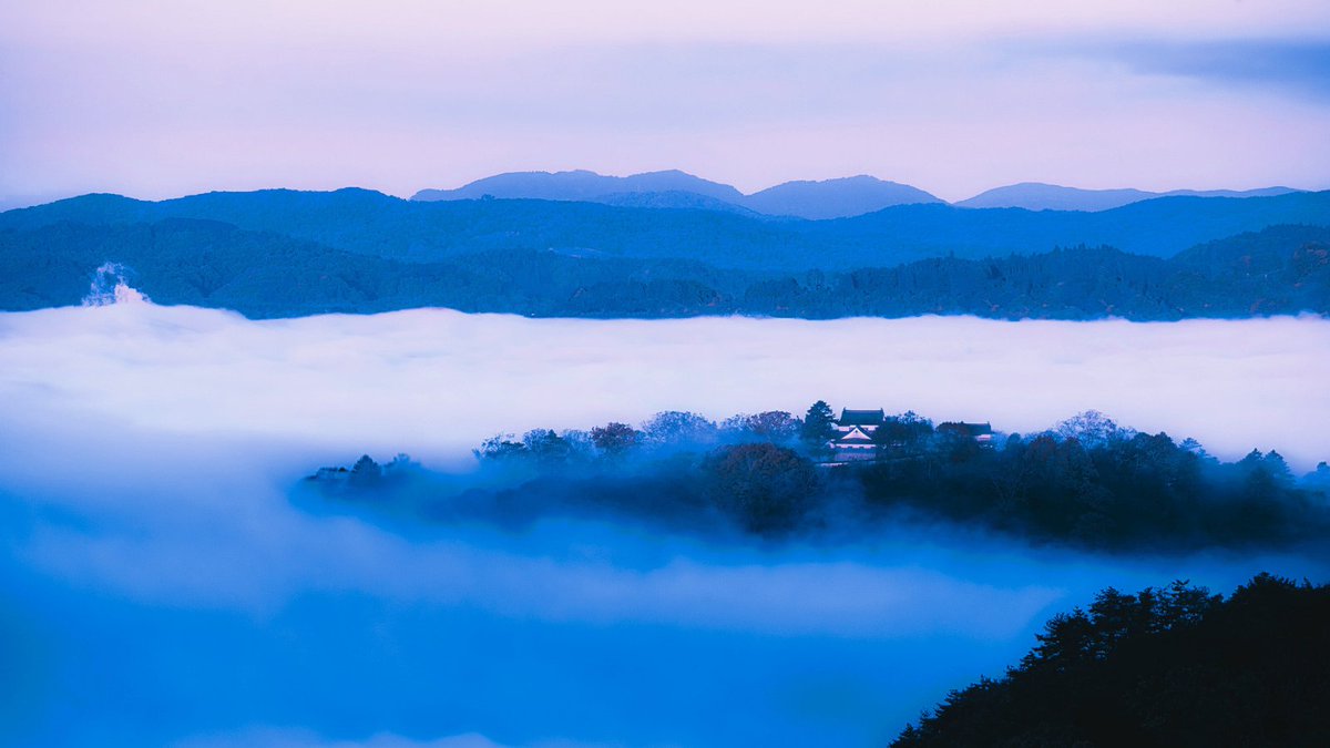 japan's tweet photo. Once protected by the mountain, this castle is now protected by its community. ☁️🏯 Bitchu Matsuyama is Japan’s only mountain castle with an original keep. Locals restored it after years of decay; and later generations continued the work. It now rises above a sea of clouds. ✨ https://t.co/9NmiTnFJn0