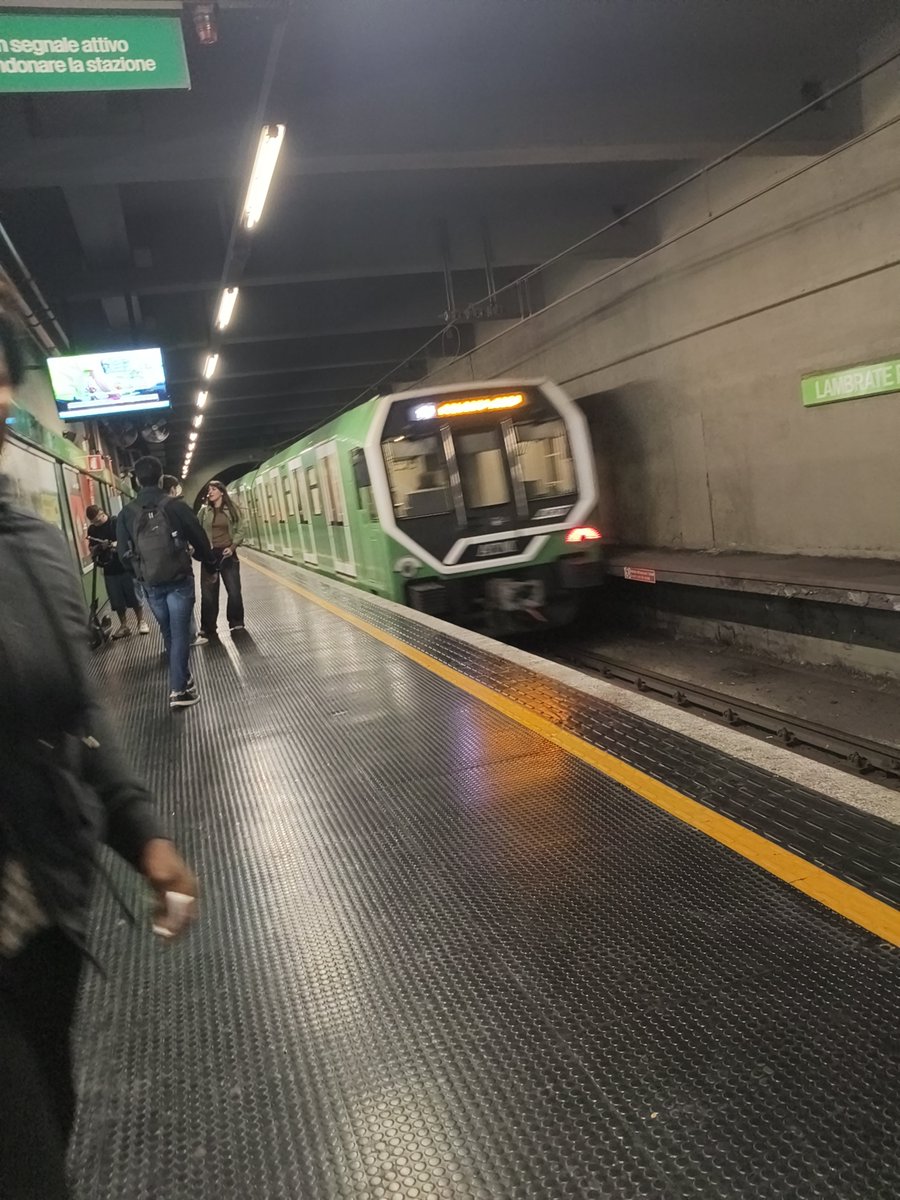 gioxtery's tweet photo. tre giorni fa prendevo la metro per il giorno più bello della mia vita oggi lo prendo per andare a spararmi nelle palle https://t.co/EigK2JeqVl