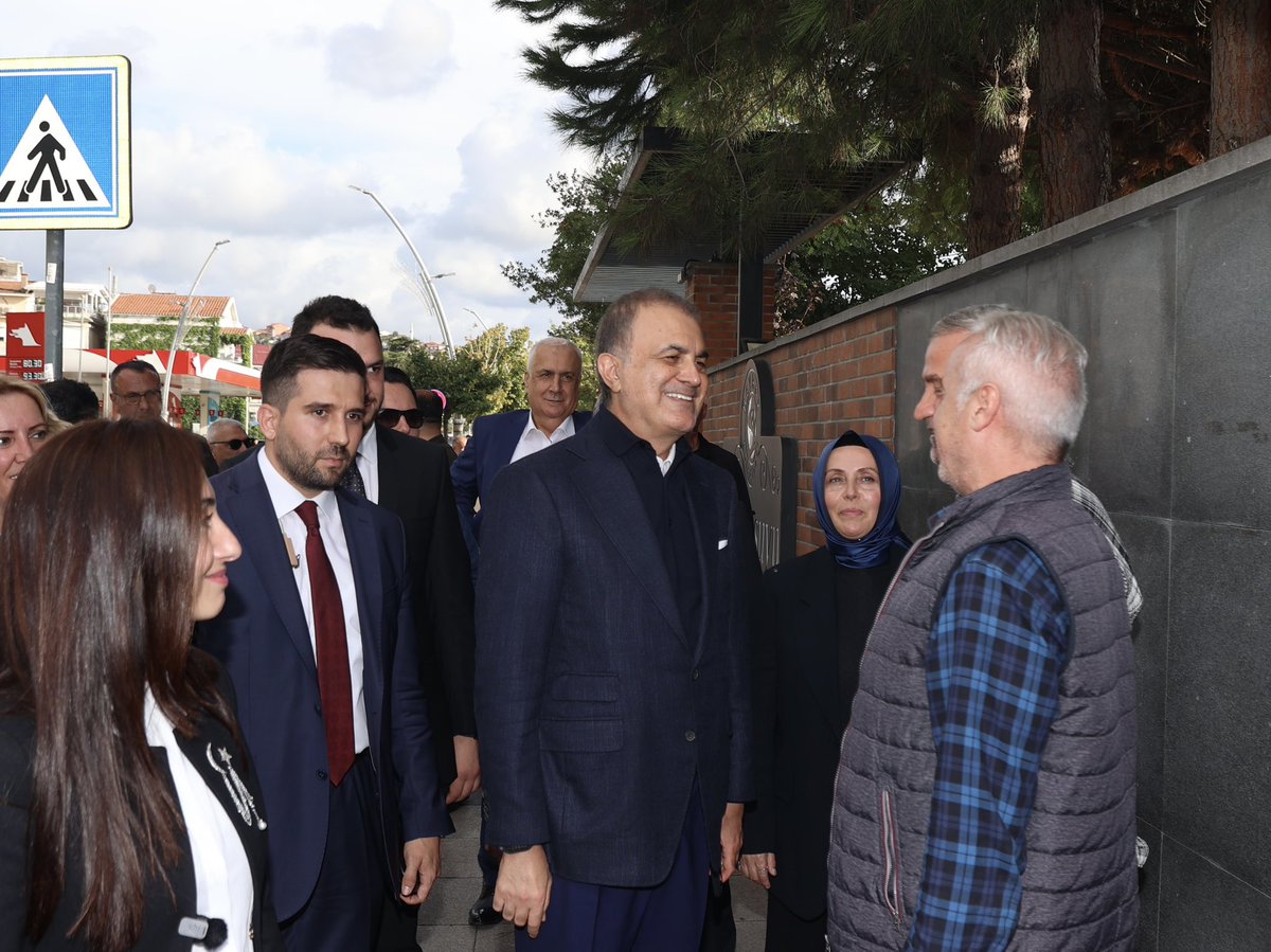 akkadinbeykoz's tweet photo. 📍Türkiye Yüzyılı Buluşmaları Beykoz

AK Parti Genel Başkan Yardımcımız @omerrcelik Beyefendi ile birlikte;İlçe Başkanımız @akozkanaydugan,Belediye Başkan Vekilimiz @ozlemvgurzel, Başkanımız @NurselSah,Gençlik Kolları Başkanımız @HAKKIxAKGUL ile vatandaşlarımızla bir araya geldik https://t.co/NNnD9LT9YY