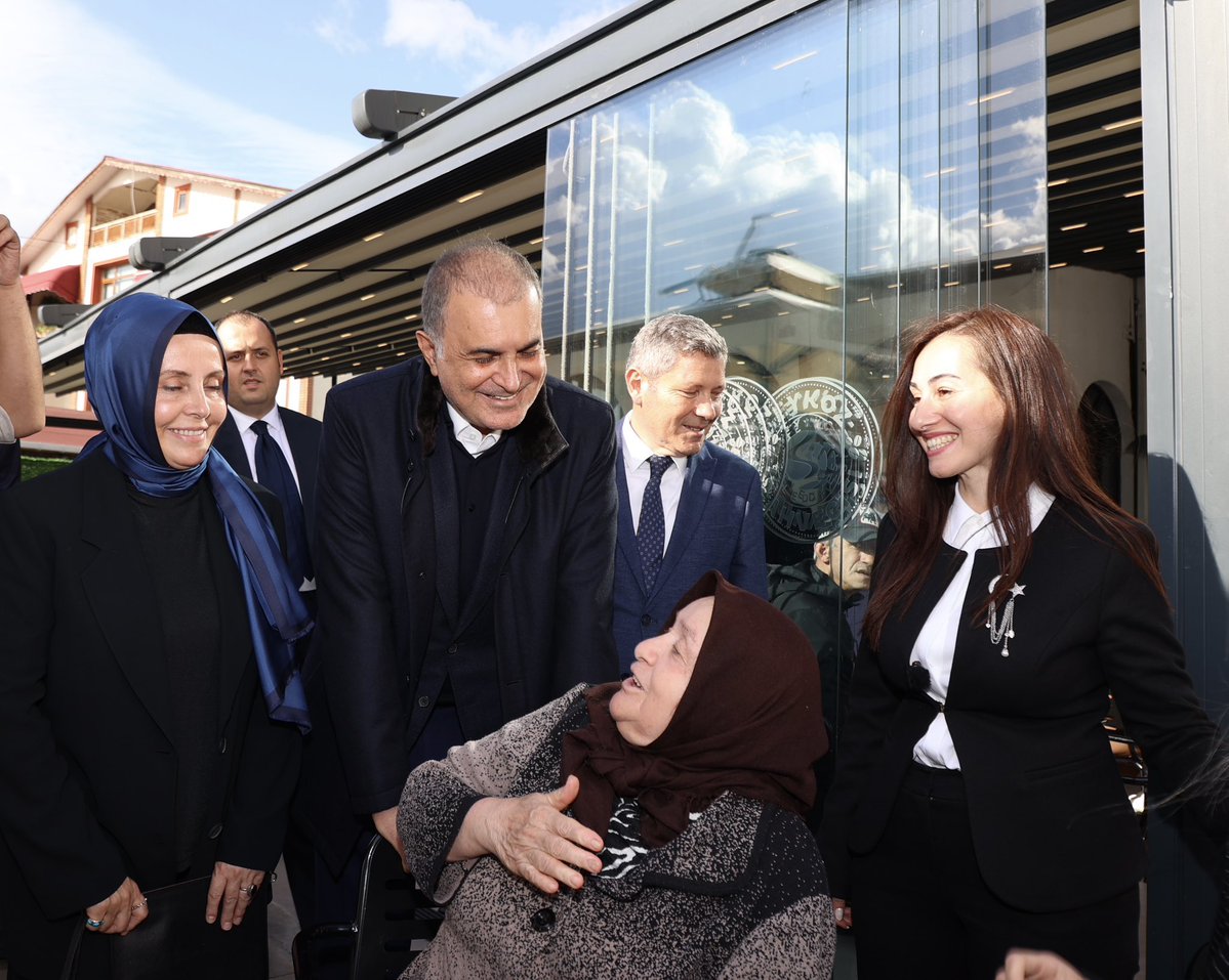 akkadinbeykoz's tweet photo. 📍Türkiye Yüzyılı Buluşmaları Beykoz

AK Parti Genel Başkan Yardımcımız @omerrcelik Beyefendi ile birlikte;İlçe Başkanımız @akozkanaydugan,Belediye Başkan Vekilimiz @ozlemvgurzel, Başkanımız @NurselSah,Gençlik Kolları Başkanımız @HAKKIxAKGUL ile vatandaşlarımızla bir araya geldik https://t.co/NNnD9LT9YY