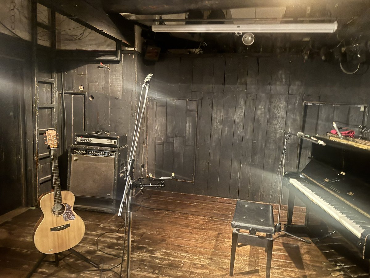 sakusakuosaku39's tweet photo. 初めてのネオンホール。

木製の会場は秘密基地のような雰囲気で、距離感の近さからか他の会場では経験した事のない特別なことを起こしてくれました✨
私もあの曲大好きだから大感謝♥️
ものすごくお気に入りの会場になったので、絶対にまた来る！！
#浜端ヨウヘイ
#HEREANDTHERE https://t.co/Ie16b2MNN2