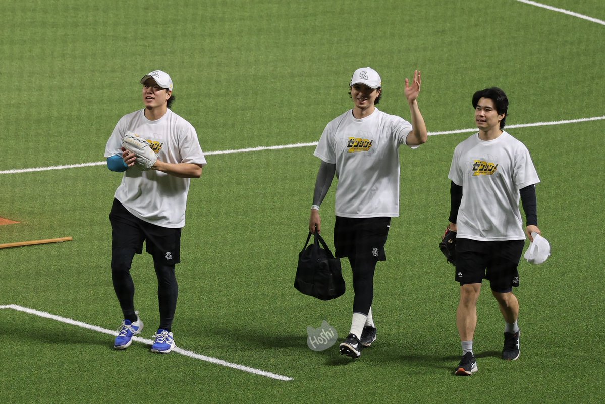y03__18s's tweet photo. うわたわたん、練習着なのにスタイリッシュ過ぎんか？
スケチェのキーホルダーもちゃんと着けとる😂

#sbhawks #上沢直之 投手 #上茶谷大河 投手 #松本晴 投手 

2026.09.27 練習見学🏟️ https://t.co/BE2JKnENzp