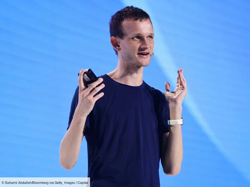 UpsideMediaoff's tweet photo. 🚨 Vitalik Buterin dessine la feuille de route d'Ethereum jusqu'en 2030

Dans un essai publié dimanche, intitulé "The cryptographic world computer", le cofondateur d'Ethereum affirme que le réseau est devenu "un hybride entre blockchain et cryptographie moderne". 

Il décrit l'upgrade Hegota, attendue l'an prochain, comme le dernier fork "normal" avant que le protocole ne bascule vers les STARKs récursifs, la vérification formelle automatisée et la résistance quantique.

Avant Hegota, Glamsterdam doit arriver au quatrième trimestre 2026 (initialement prévue au premier semestre). 

Buterin y ajoute des projections chiffrées : des slots de 4 à 8 secondes et une finalité en 8 à 32 secondes d'ici 2030. Il cite aussi FOCIL, la fonctionnalité de Hegota qui permet à plusieurs validateurs, plutôt qu'un seul bloc-builder, de forcer l'inclusion de transactions valides dans un bloc.

ethereum:native s'échange actuellement autour de 2650 dollars, en hausse de 69% depuis juin.