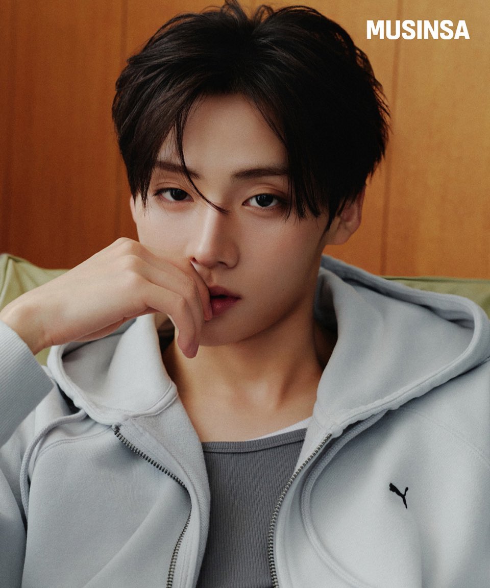 featlsw's tweet photo. singles_magazine with 2.3M followers on insta posted about sangwon x musinsa x puma!

𝗮𝗹𝗽𝗵𝗮 𝗱𝗿𝗶𝘃𝗲 𝗼𝗻𝗲 𝘀𝗮𝗻𝗴𝘄𝗼𝗻, 𝗽𝘂𝗺𝗮, 𝗮𝗻𝗱 𝗺𝘂𝘀𝗶𝗻𝘀𝗮—𝘄𝗵𝗮𝘁 𝗮 𝗰𝗼𝗺𝗯𝗶𝗻𝗮𝘁𝗶𝗼𝗻

this combination even makes the post-holiday blues disappear, love it! alpha drive one sangwon, puma, and musinsa have teamed up!

crossing the boundaries between fashion and sports, this collaboration catches the eye with a variety of apparel and accessories, including puma's signature sneaker 'speedcat decon' with a vintage aged effect, as well as t7 setups and dad caps with natural washed details

on top of that, alpha drive one sangwon's photoshoot perfectly pulling off the 'puma x musinsa fw26 apparel & speedcat decon edition' was revealed, raising expectations for this collaboration even further

this collaboration collection will be released as part of the 'musinsa edition' lineup and officially drops online today, september 28th at 11 am. additionally, an unreleased photoshoot poster of alpha drive one sangwon will be given on a first-come, first-served basis for purchases of collaboration products over 100,000 won, so don't miss out ✔️

#SANGWON #상원 #李相沅 

📎 https://t.co/KZryNVd6TN