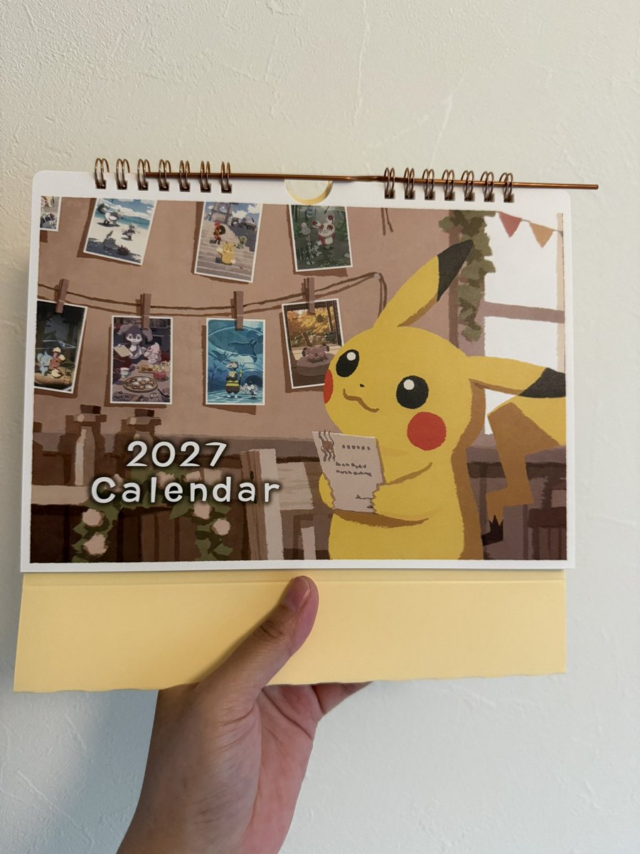 psyduck_koda's tweet photo. ここ何年かポケセンのカレンダー買わせてもらってるけど、来年のはこれまで以上に「ポケモンと暮らす人」目線といった感じで良い。構図もおさまりが良く今っぽいオシャレな感じが多い。なお、コダックいませんでした🐥 https://t.co/b5c64QRYNo