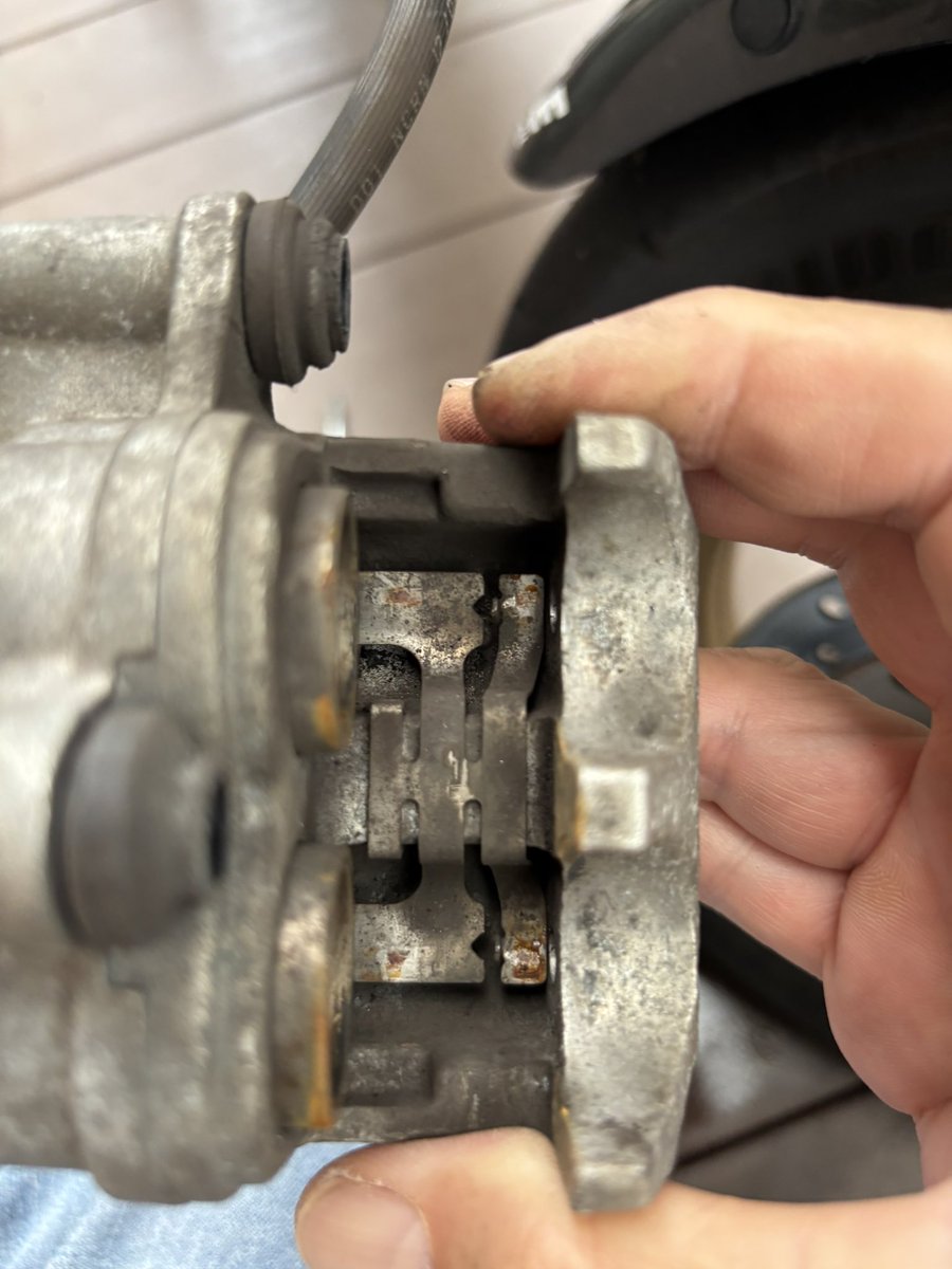 motaco821's tweet photo. 唯一の相棒となったちびモタ(XR100モタード)のブレーキ周りの強化に着手😁
フロントキャリッパーの洗浄とステンレスメッシュブレーキラインへの交換をしました。さてさて次は何をどうする？？？ https://t.co/l1vBWJND4F