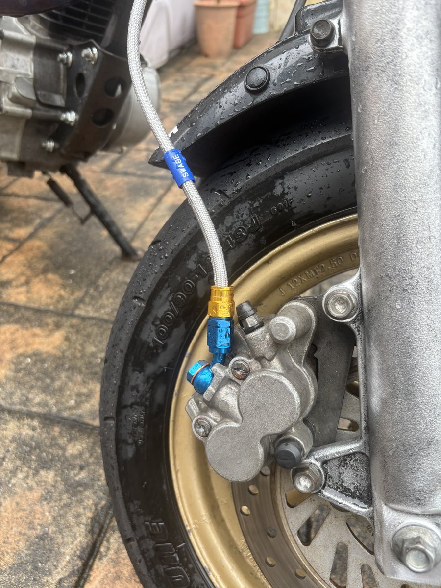 motaco821's tweet photo. 唯一の相棒となったちびモタ(XR100モタード)のブレーキ周りの強化に着手😁
フロントキャリッパーの洗浄とステンレスメッシュブレーキラインへの交換をしました。さてさて次は何をどうする？？？ https://t.co/l1vBWJND4F
