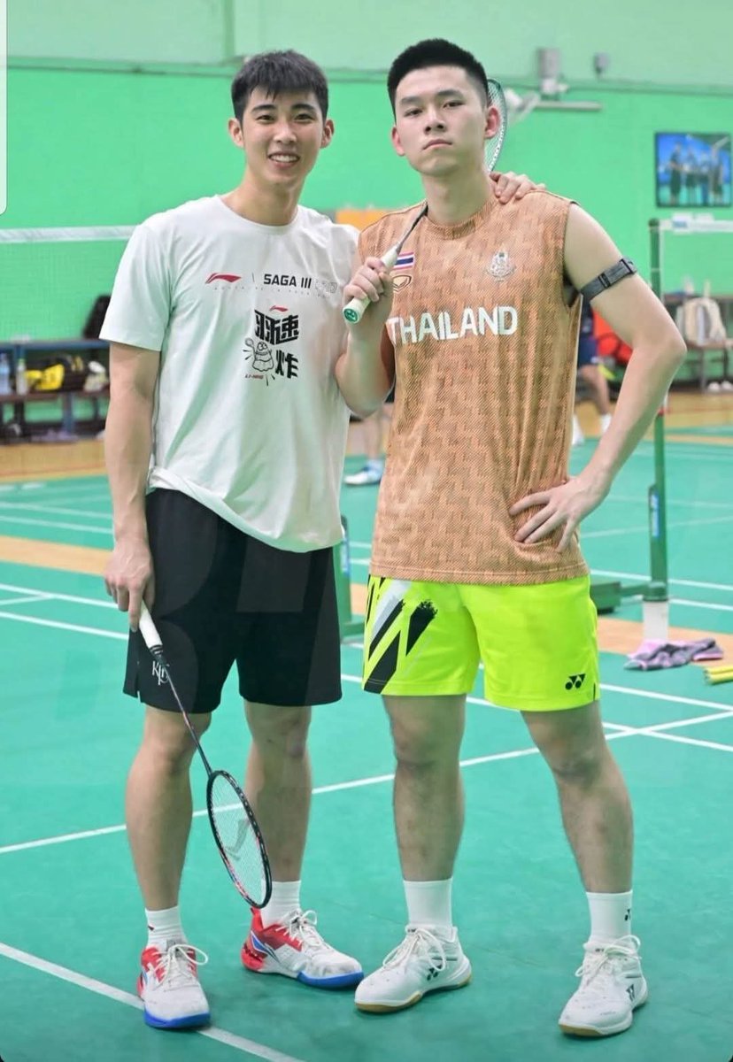 dewmylilboy's tweet photo. คู่ชิงเหรียญทองกับน้องวิวพรุ่งนี้สนุกแน่ Loh Kean Yewเพื่อนสนิทน้องวิวเลย ฝึกด้วยกันบ่อยๆที่บ้านทองหยอด รู้มือกันเป็นอย่างดี 
#เอเชียนเกมส์2026 #แบดมินตัน #วิวกุลวุฒิ https://t.co/4MV2nM6xBS