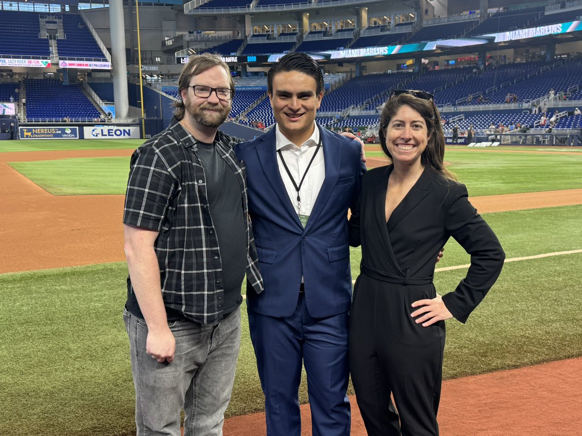 DanielAlvarezEE's tweet photo. Year #10 covering the 🐠 ✅ 

Qué año tan especial. Desde el primer día en Jupiter hasta el cierre de la temporada. Agradecido con quienes hicieron esto posible y nos acompañaron en la cobertura por @ElExtrabase. También a los @Marlins por la oportunidad de comentar en las dos transmisiones de @Telemundo51 junto a @josefriverap. Un verdadero honor y placer. 

¡Seguimos! Ahora esperando que nos acompañen en la cobertura de la postemporada por @ElExtrabase (¡y @TudnRadio).
