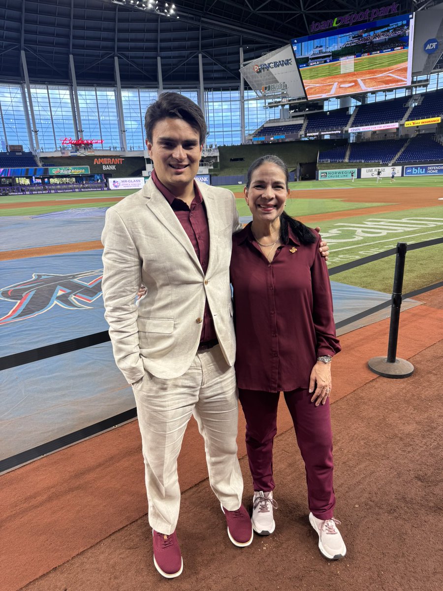 DanielAlvarezEE's tweet photo. Year #10 covering the 🐠 ✅ 

Qué año tan especial. Desde el primer día en Jupiter hasta el cierre de la temporada. Agradecido con quienes hicieron esto posible y nos acompañaron en la cobertura por @ElExtrabase. También a los @Marlins por la oportunidad de comentar en las dos transmisiones de @Telemundo51 junto a @josefriverap. Un verdadero honor y placer. 

¡Seguimos! Ahora esperando que nos acompañen en la cobertura de la postemporada por @ElExtrabase (¡y @TudnRadio).